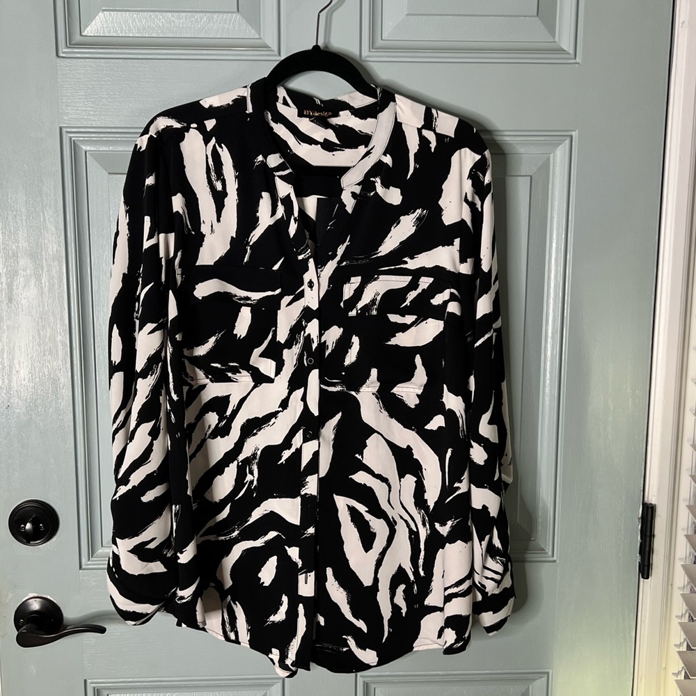 Black and white button up blouse. Perfect with black pants, skirt or leggings.